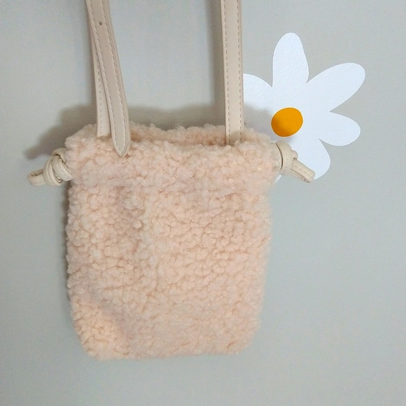 🌻NWOT Universal Thread Fuzzy Large Crossbody Phone Bag - Picture 2 of 10